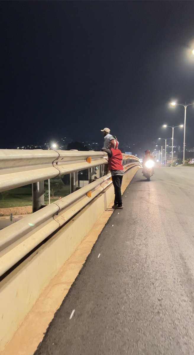 Ice_Official1's tweet photo. Hano Kicukiro Centre umugabo yaragiye kwiyahura ariko umumotard aramwegera aramuganiriza arabireka ariko nabazaga @Rwandapolice @RIB_Rw igihe ibintu nkibi bibaye hajya hakorwa iki kuko uyu mu Motard ni risk yafashe uyu muntu iyo agira ibibabzo na Motard byarigukomera mutubwire pe https://t.co/upA9zea8BH