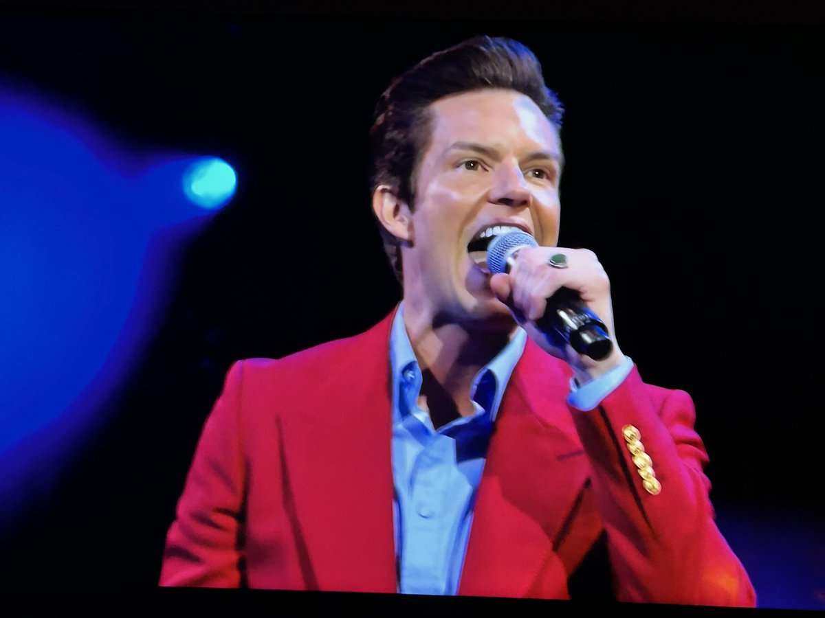 He looks like an American Pastor damning satan.
#Elton #Glastonbury