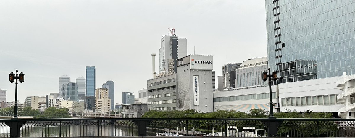 おはようございます☁️新しい1週間のスタート！今週は梅雨空続きだそうです。さらに7月に入ると連日大雨の恐れも💦こんな日々は好きな物を食べたり音楽でチャージアップ！昨日読んだ本だとお肉を食べて元気注入がいいらしいです。木曜日は29の日だしモチベにがんばろう！
#おはたく 
#起きたら802