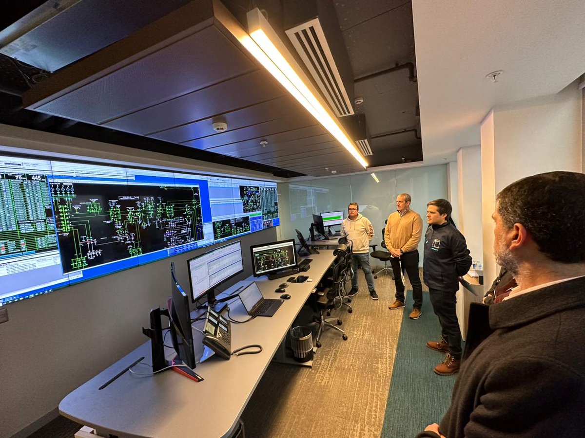 Estamos junto al Seremi RM <a href="/ivanmoran/">IVAN MORAN</a>  en el Centro de Monitoreo del sistema eléctrico de <a href="/AES_Chile/">AES Chile</a> .

Esto en el contexto del despliegue que continuamos realizando por el actual sistema frontal. 🌧️