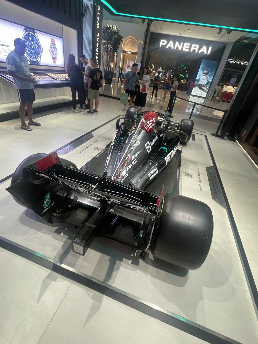 chellybellys's tweet photo. Great to see this beast at #DubaiMall @LewisHamilton @MercedesAMGF1 ❤️🤩 https://t.co/bx24wyhIiQ