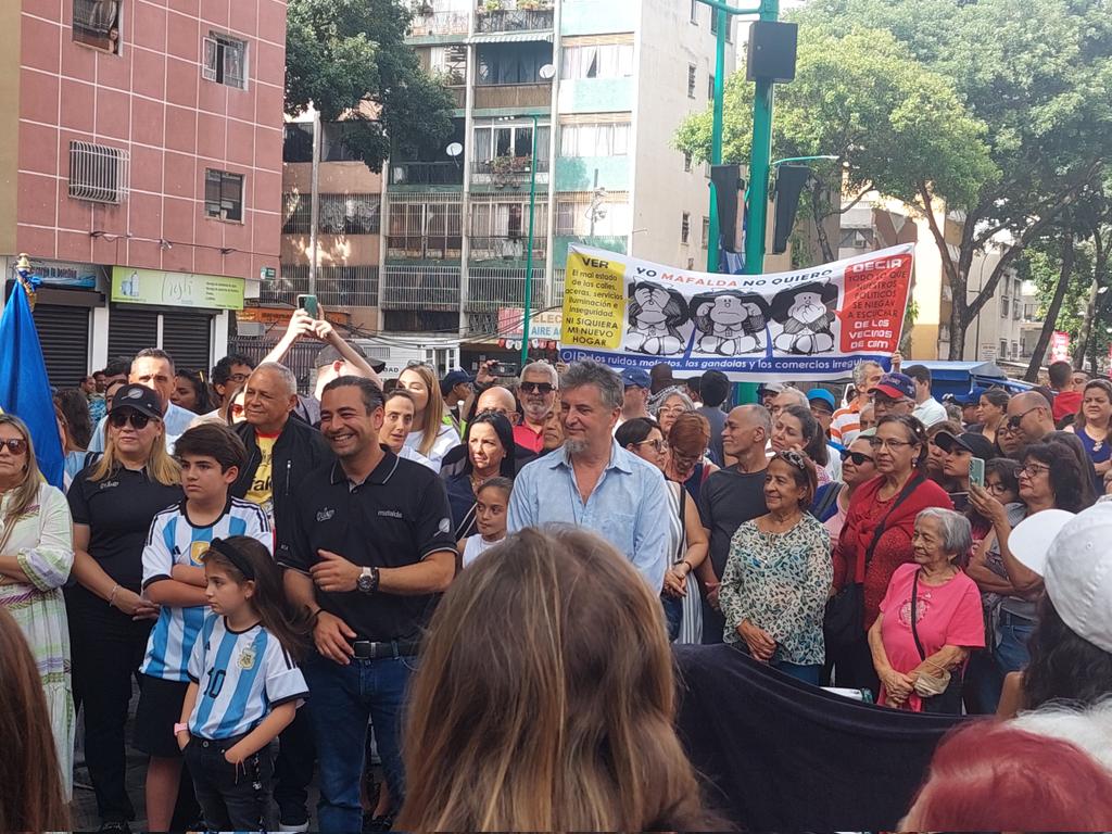 En Colinas de Bello Monte, municipio Baruta del estado Miranda, celebraron con alegría la instalación de una escultura de Mafalda en la plaza Oberón, a excepción de cuatro vecinos que expresaron su descontento con la estatua, y que fueron rechazados por los demás asistentes.