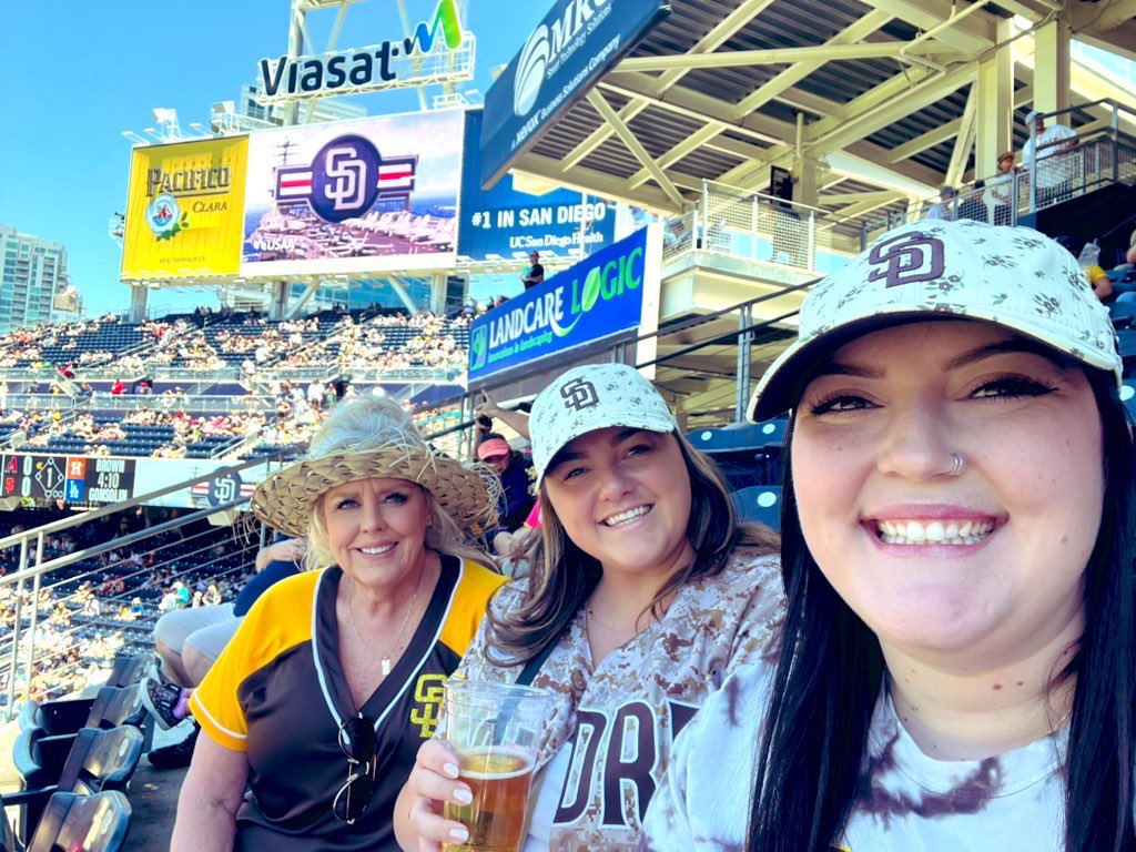 kellib1992's tweet photo. Let’s go Padres #BringTheGold https://t.co/yrDYNZScKq