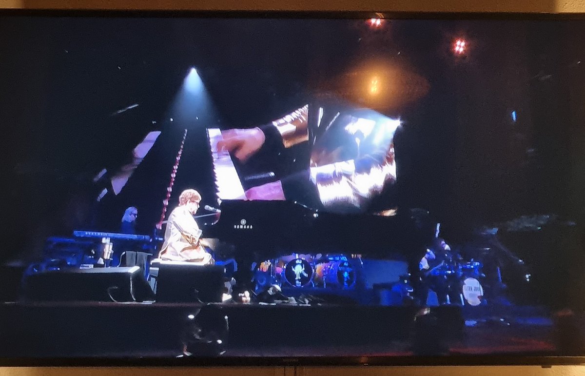 3eljeti's tweet photo. #EltonJohn nog fenominaal op @galstonbury https://t.co/oGbA8Dgdd7