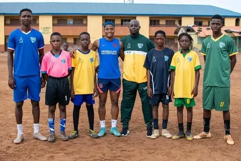 🚨 Super Falcons forward Rasheedat Ajibade  donated over 100 jerseys, tracksuits, balls and sports accessories to her grassroot club, FC Robo Queens. 

Things we love to see 😍

Amazing Stuff 👏👏💚

#NPFL23