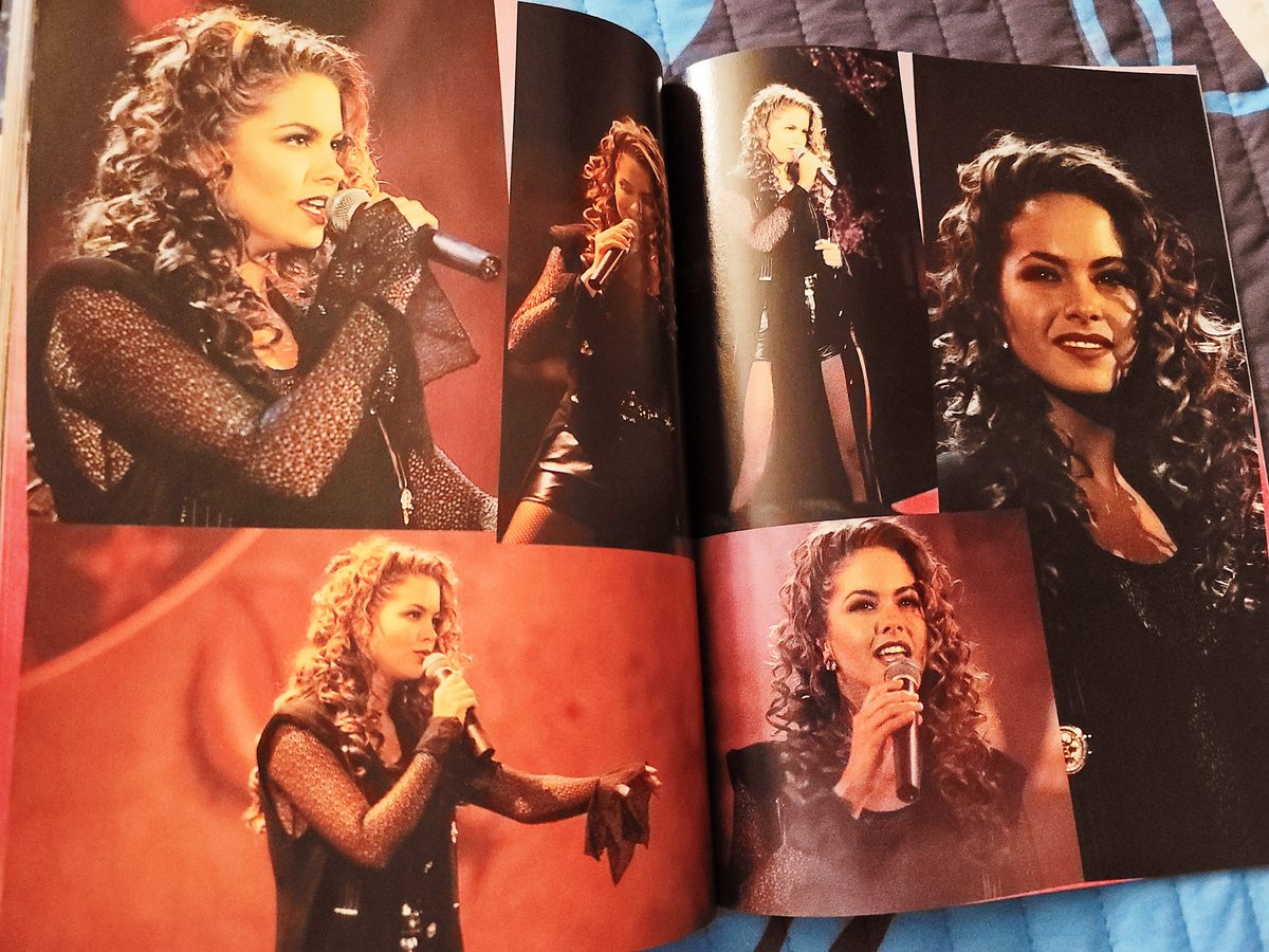 Y aca mas fotos de su presentacion en premis eres. <a href="/LuceroMexico/">Lucero</a> siempre presente en los grandes eventos de esos años gloriosos.