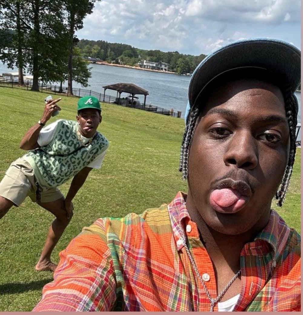 layxsnv's tweet photo. me &amp; my hg outside after turning our lo off https://t.co/WYG3l6CZ7F