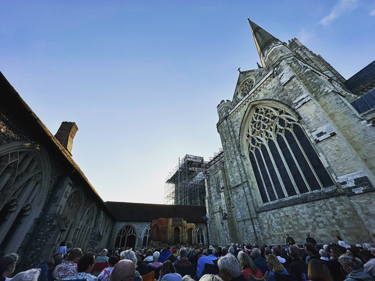 emma_bomtiddler's tweet photo. Beautiful evening in the cloisters of @ChiCathedral watching the hugely talented company of @TLCMuk perform Romeo &amp; Juliet. I bet the groundlings at the globe would have taken in pizza too if they could have… ⭐️⭐️⭐️⭐️⭐️ #ShakespeareSunday https://t.co/NgEdC8qoxr