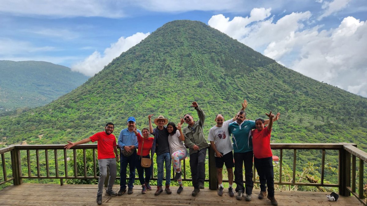 CroniGuanacas's tweet photo. Tres horas antes de tomar esta fotografía, todos estábamos en la cima de la montaña de atrás: el cerro Los Naranjos de Juayúa, Sonsonate. 
Foto: Angélica Tensun. https://t.co/fjuV05MFEP