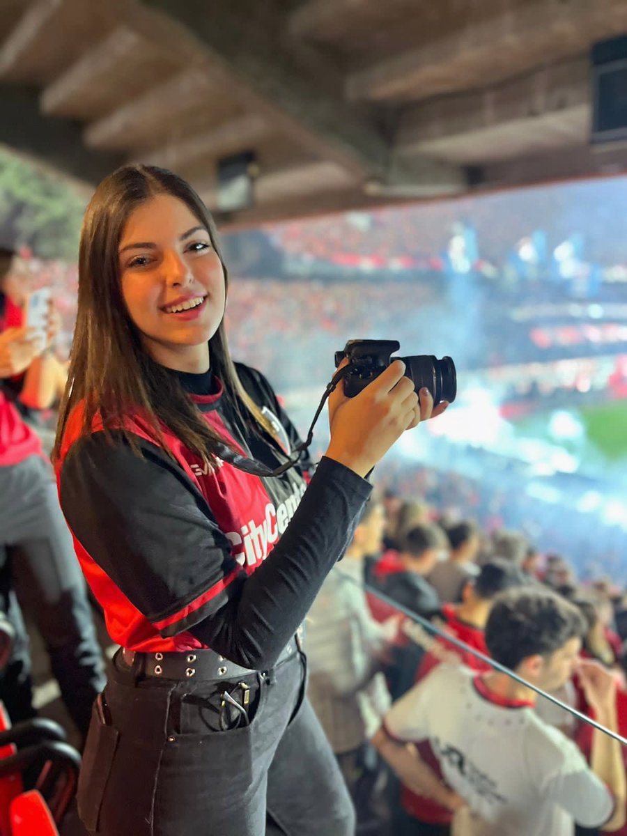 La mejor decisión que pude haber hecho: 
Llevar la cámara al partido homenaje.

Abro hilo con algunas de las fotos que saqué de ayer.