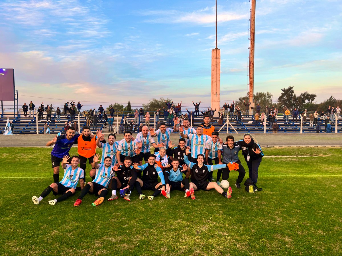 𝐋𝐚 𝐩𝐨𝐬𝐭𝐚𝐥 𝐝𝐞𝐥 𝐃𝐨𝐦𝐢𝐧𝐠𝐨

𝑳𝑨 𝑩𝑨𝑵𝑫𝑨 𝒀 𝑳𝑶𝑺 𝑱𝑼𝑮𝑨𝑫𝑶𝑹𝑬𝑺 🖐🏼

El CAF se lleva la clasificación con una contundente victoria 5-2 en  🆚 Universal un partido redondo de la gloriosa albiceleste. 
Gracias a la gente presente por el apoyo incondicional !