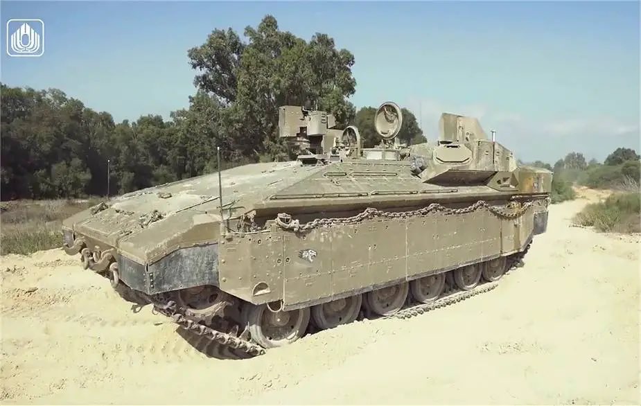 Merkava 3 ve 4le birlikte İsrailin ağır zırhlı personel taşıyıcılarının futuristik tasarımlarına bayılıyorum.Hatta M60ın modernize edilmiş bir türevi olan Magach ve bizim M60T de o tipte oldukça hoş tanklar.Bu zptlerden en meşhuru Namerin ise yenilenmiş bir versiyonu gelmekte!