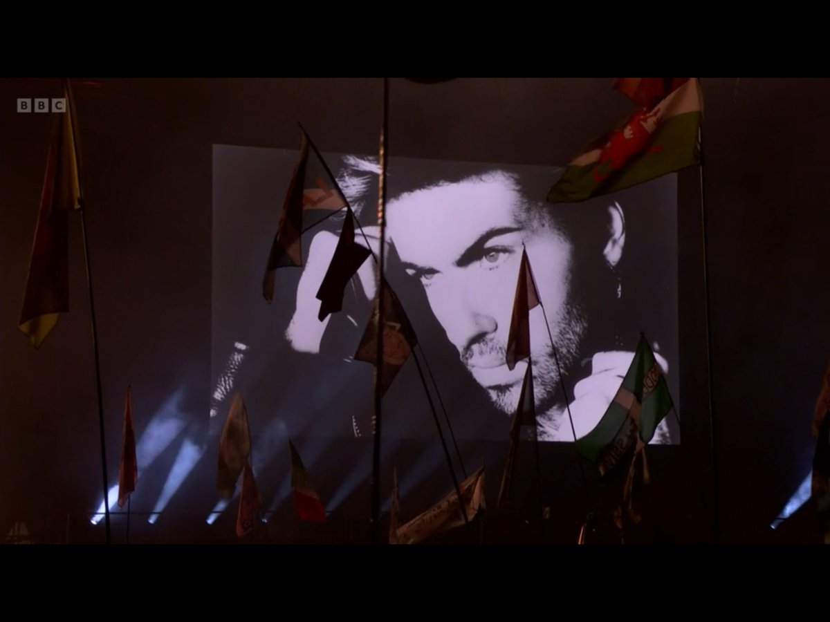 AndrewJazzie's tweet photo. Elton John remembering the late great  George Michael ❤️

Beautiful.

#Glastonbury #glastonbury2023 #Glastonbury23 #glasto #pyramidstage #eltonjohn #bernietaupin #GeorgeMichael https://t.co/kovSLPiKiU