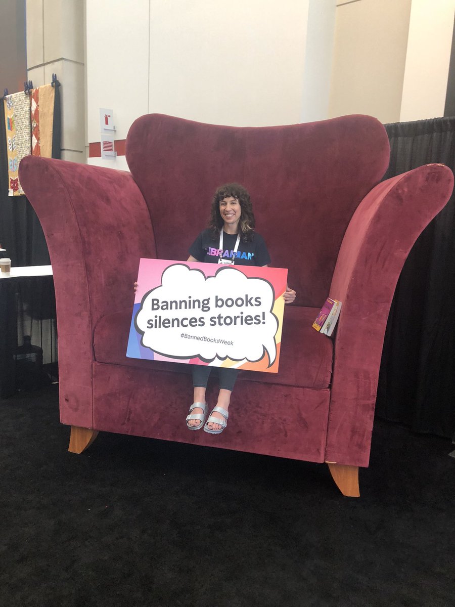 I have never looked so small 

#libcomix #readmorecomics #alaac23 #ireadbannedbooks #bannedbookweek 

cc: @libcomix cc: @OIF