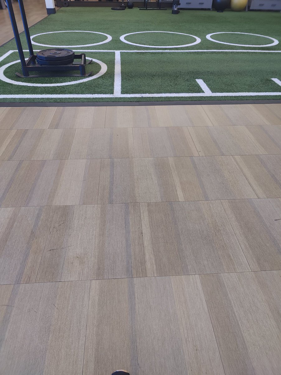 At the gym rn something some of my followers can't do 😭😭😭