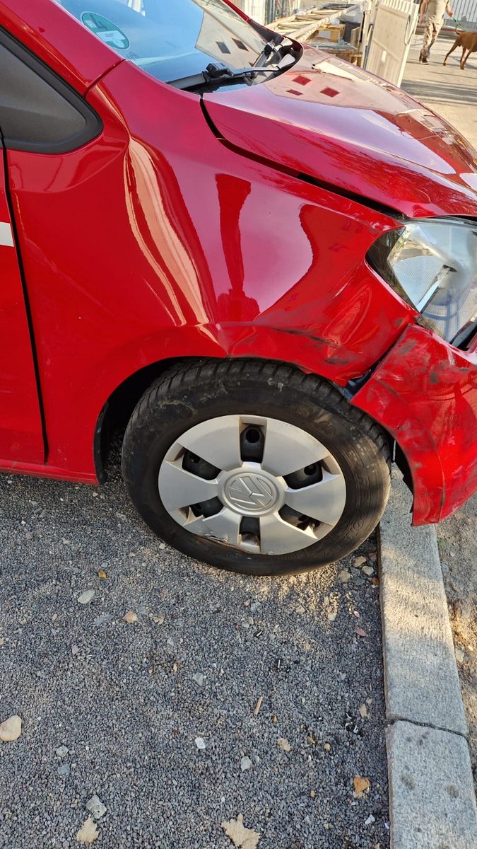 ApfelcrafterHD's tweet image. Zeugenaufruf! Bergbreite 3, 04435 Schkeuditz, zwischen 14 Uhr und 17:15 Uhr am 25.06.2023 hat jemand mit vermutlich schwarzem Heck diesen roten Seat Mii Electric an der Ladesäule touchiert und Fahrerflucht begangen. Bitte Teilen. Vielleicht hat es jemand beim Stadtfest gesehen.