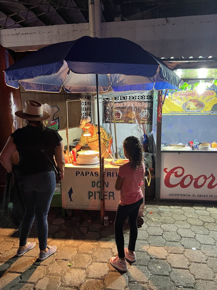 apamonal's tweet photo. Si van al agas y andan cn hambrita o quieren picar mientras estan bebiendo, comprenle papitas a este señor q ya esta bien viejito porfa 😭😭  papas fritas don piter se llama
valen 50 lps y son muy ricas, esta por katrashoes x el callejon del primer escenario https://t.co/JsTGeF5B8s