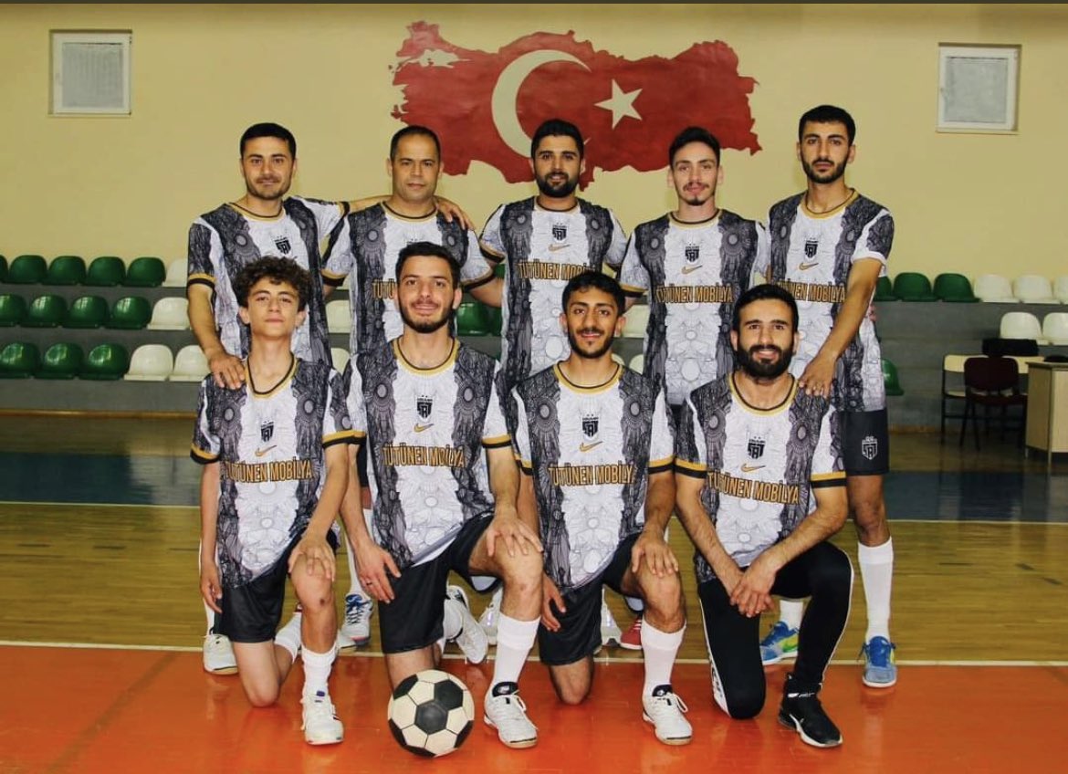 FeyziBerdibek1's tweet photo. Ayak Tenisi Türkiye Şampiyonası'nda Bingöl’ümüzü temsil eden Solhan Ayak Tenisi Takımı'mız 3. kez TÜRKİYE ŞAMPİYONU oldu.

Oyuncularımızı, teknik ekibimizi ve takımımıza gönül veren cefakar taraftarını gönülden tebrik ediyorum.
🏆 👏👏👏 https://t.co/sjCI5UcQHf