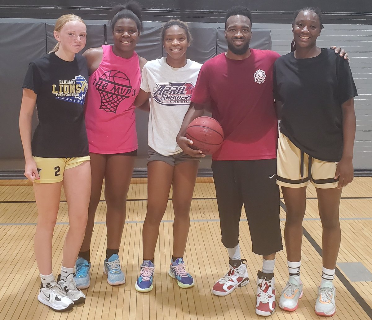 CourtFlourish's tweet photo. Alway's Fun getting in some good work with Family &amp; some of the Top Girls in Northern Indiana! @Samiyah_3 @ShaniyahStout @isthat_monique https://t.co/NxegMXIrKI