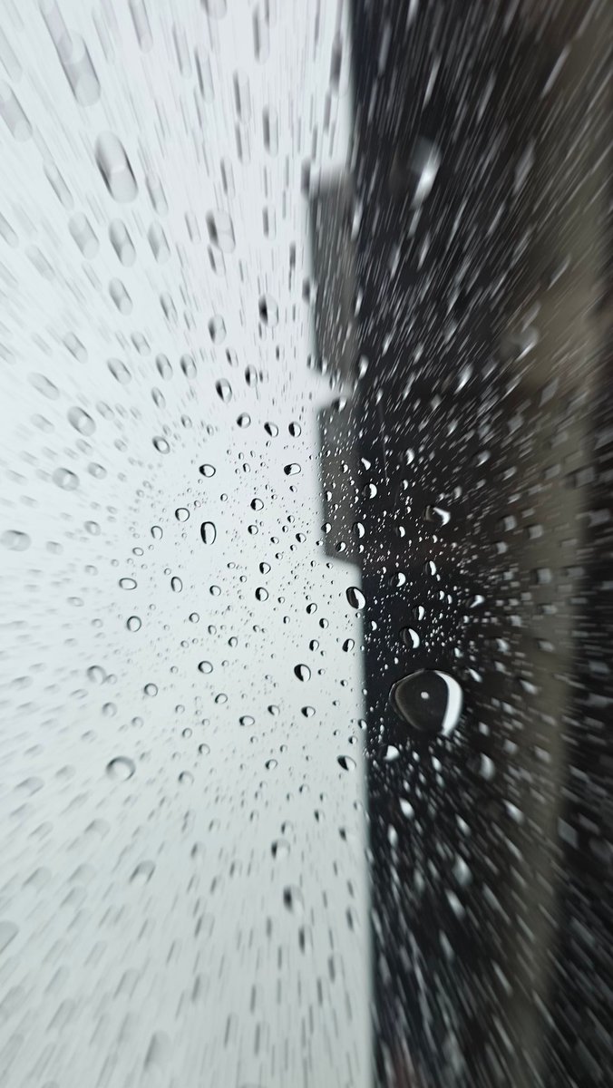 Coffeehudigi's tweet photo. Value of a drop!
Scorched earth
Arid desert
Parched lips
Unquenchable thirst
Barren soul..
A drop to touch
Is all it takes
To keep it alive..#Monsoon2023
#junepoems #photohour #drop https://t.co/0K7PWSVHUT