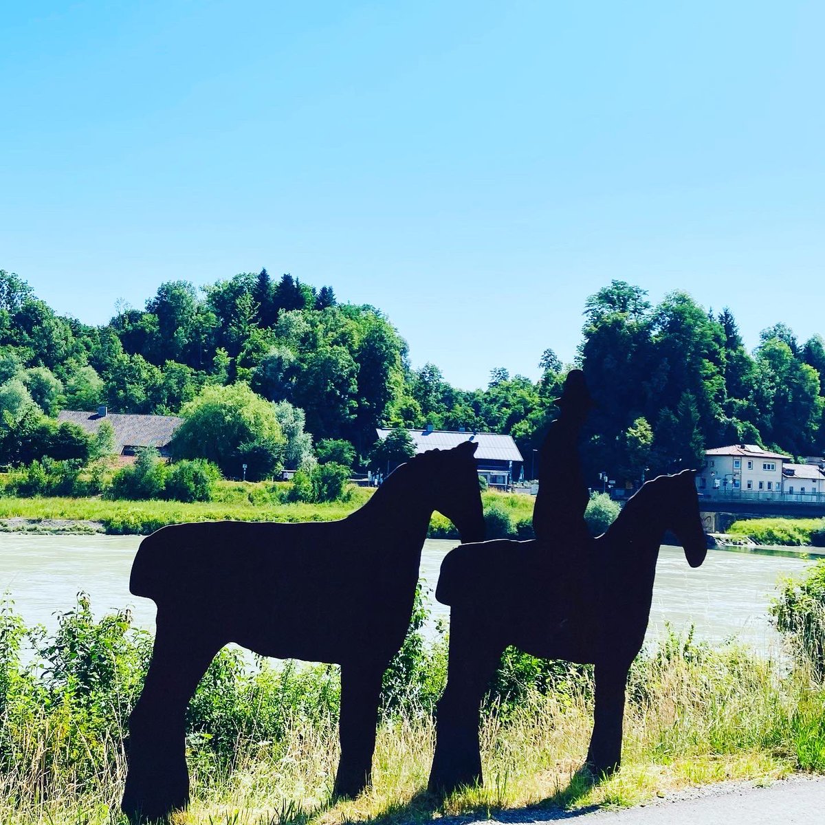 sonjaapp's tweet photo. Da ich heute zu einem
Trip nach #Rosenheim eingeladen wurde, habe ich #Flaschenpost Nr. 8 ausnahmsweise im
#Inn verschickt. 💦💦😎🍾✉️ Aber er fließt auch in die #Donau. Daher passt es gut in mein #Projekt. #MessageInABottle #Glück #Schicksal #Sommer #Mangfall #Destiny #Destino https://t.co/SCImwBOpho