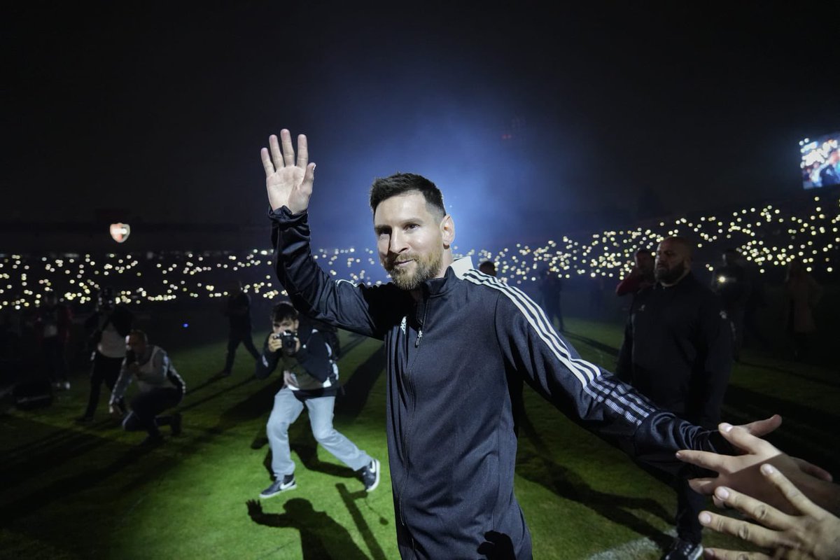 Michael Jackson’s biggest crowd (125K)
Taylor swift’s biggest crowd (73K)
Beyoncé’s biggest crowd (53K)
Cristiano Ronaldo’s Presentation at Bernabeu (85K)
Crowd for Lionel Messi last night in a charity match (138K) 🇦🇷🐐