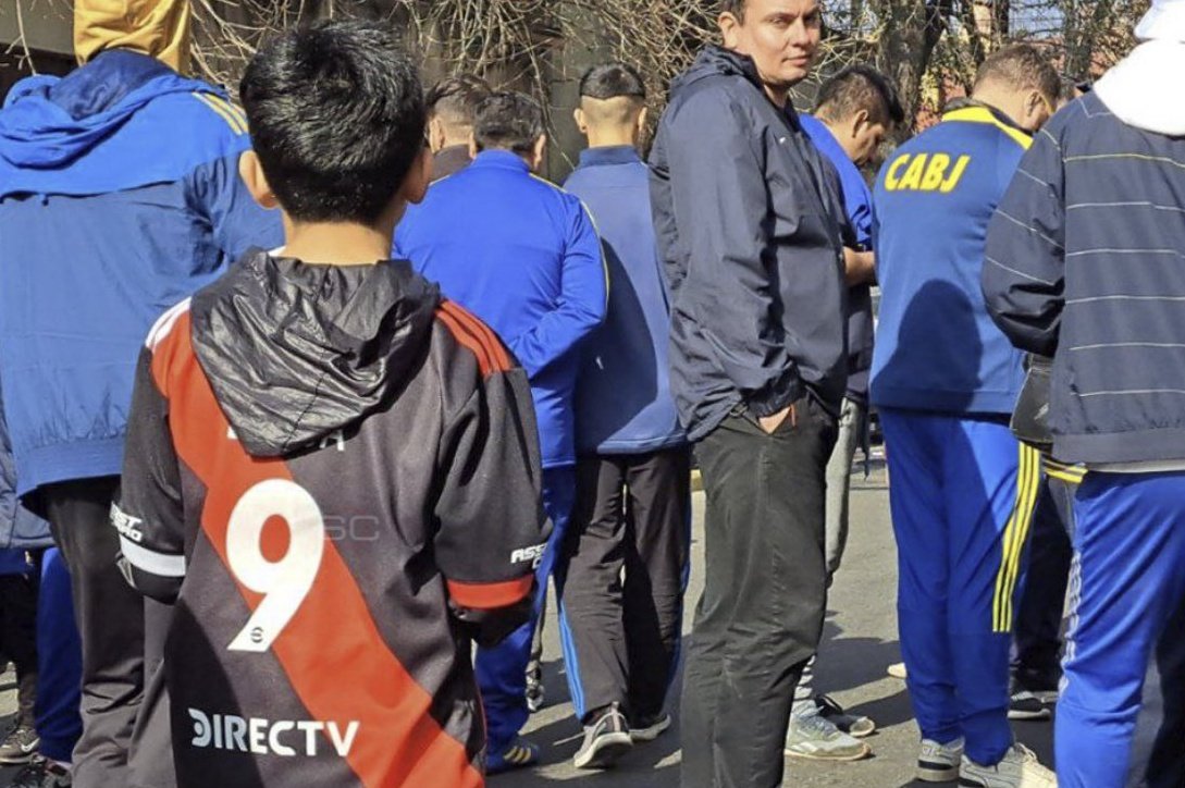 frabigol's tweet photo. Fue a pasearse por toda la Boca con una camiseta de Borja, una bocha en la mano y a decir que murieron el 9/12, con toda la impunidad del mundo, como si estuvese en el patio de su casa.

EL MAS GRANDE DE TODOS, MI ÍDOLO https://t.co/EBh03Rhp41