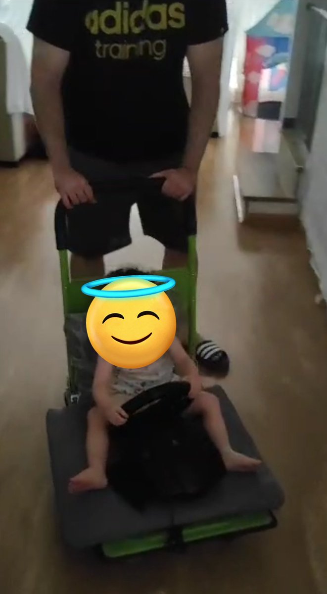 LuisLlamas's tweet photo. 😱Antes de ser padre estaba #acojonado por lo que habia oído
Y... ¡¡es lo más divertido que he hecho en mi vida!! ❤️
🤡Claro... ayuda que tú papá sea un payaso, que le pone un volante a una plataforma con ruedas y te empuja por todo el salón
😇Se lo ha pasado pipa la colega https://t.co/TWhTVqF1W3