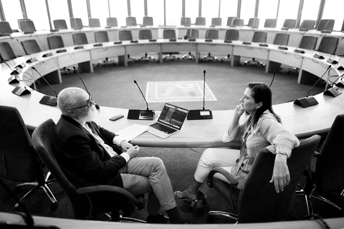 enkarneil's tweet photo. Hoy se publica en @JotDownSpain la entrevista que @Javisburgos hizo a Inmaculada Gil Rabadán, actual Directora General de Daiichi-Sankyo España, en su visita a @ujiuniversitat.

Presenciar y fotografiar una conversación de tanto calado fue un absoluto privilegio. https://t.co/BlKZ1pW6v7