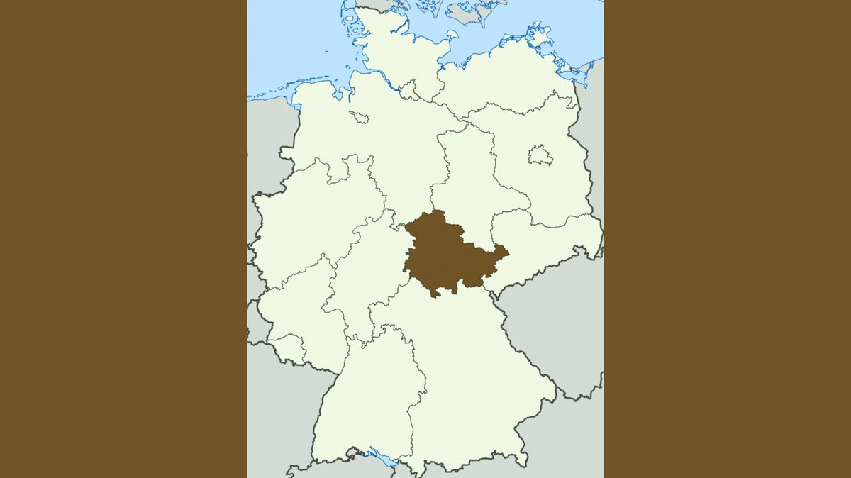 Aurifex's tweet photo. Deutschland hat ein extremes #Integrationproblem❗

Und jetzt ein stinkendes braunes Loch in der Mitte. Rein destruktiv und frei von jedem Sinn, Inhalt oder Programm...

#Sonneberg #Thüringen #rechtsUnten 
#Menschenfeinde in #Dunkeldeutschland
#AngstFürDumme 🇷🇺 #AfD
#Sesselmann https://t.co/8qWa4WHqhx