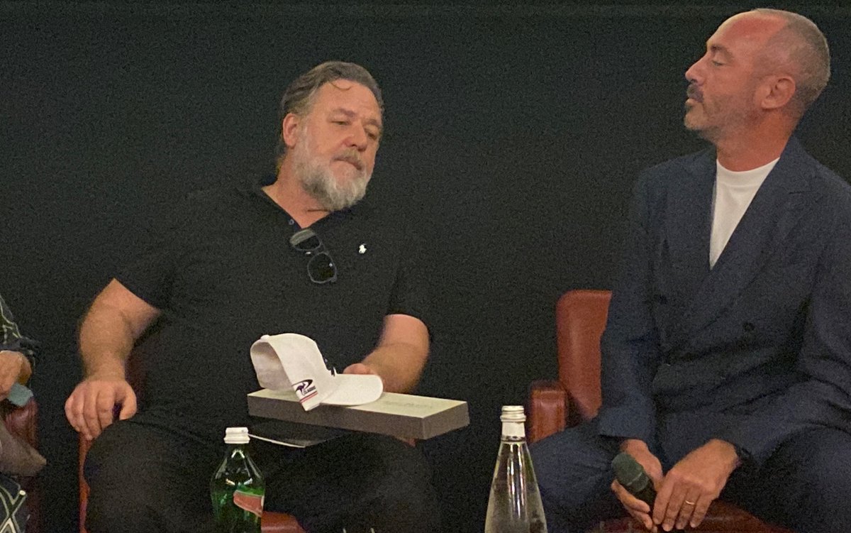 #RussellCrowe consegna all’ad di Cinecittà Nicola
Maccanico una cravatta e un cappellino del suo football team in occasione del concerto che l’attore terrà stasera con la sua band Indoor Garden Party!
