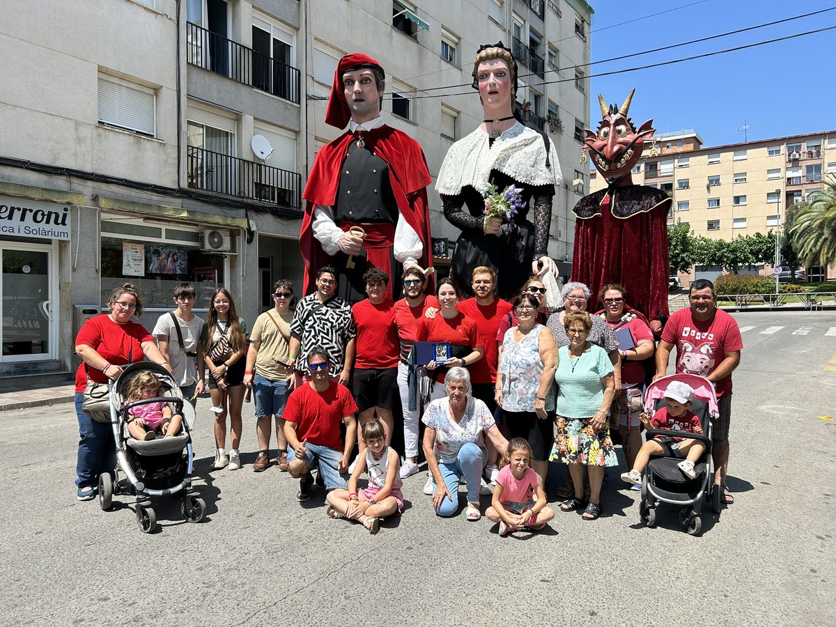 ohernandez94_'s tweet photo. 🌞Fin de semana de #SantJoan completo!!! Disfrutando del verano y de la gente de #Tarragona!!
#Castells #SPiSP #Gegants https://t.co/Q0AOgpG8ow