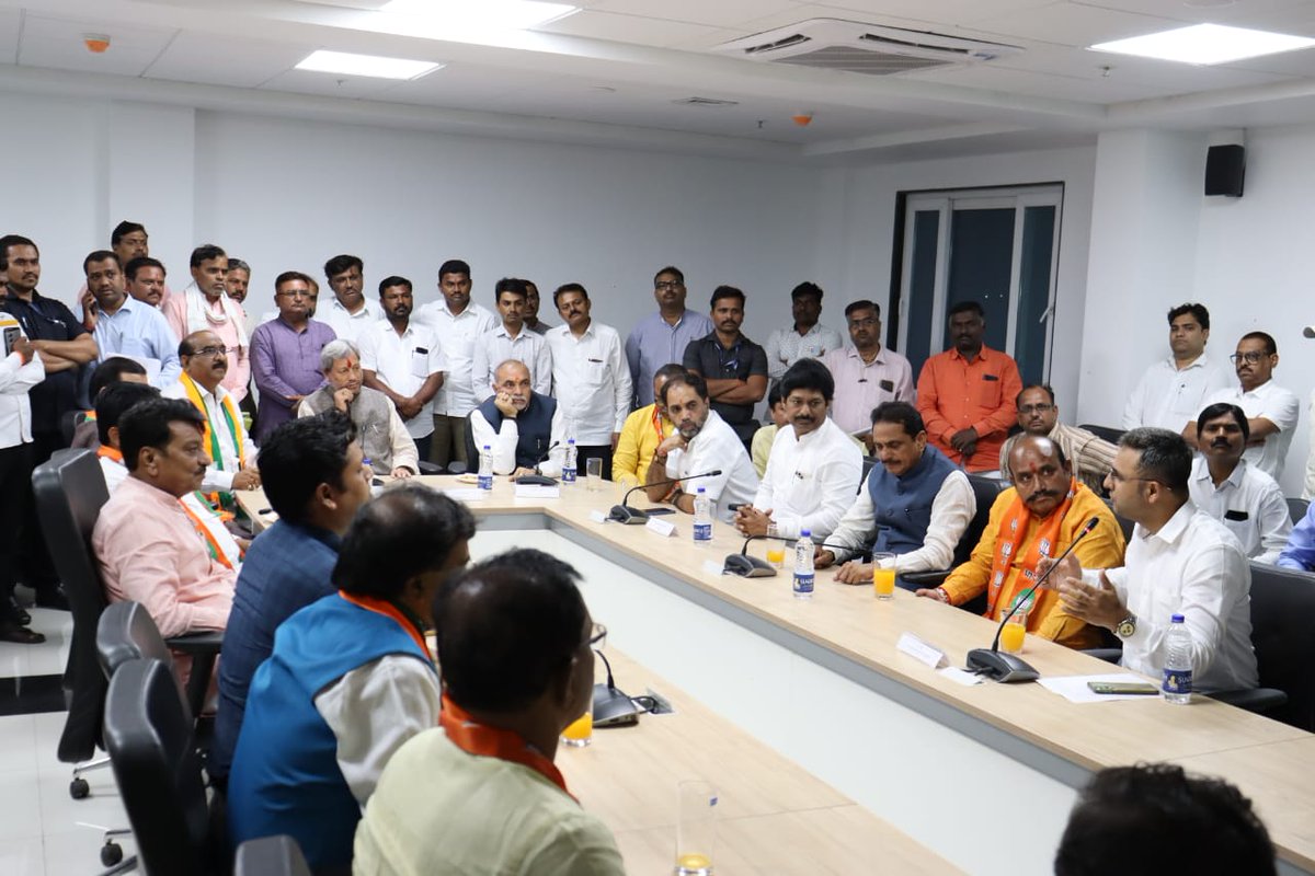 sambhajipatil77's tweet photo. देशाचे यशस्वी पंतप्रधान  मा.ना.श्री. नरेंद्रजी मोदी यांच्या नेतृत्वातील केंद्र सरकारला ९ वर्षे पुर्ण झाल्याने 'मोदी @९' जनसंपर्क अभियान राबविण्यात येत आहे. याअंतर्गत लातूर येथे उभारण्यात आलेल्या मराठवाडा रेल्वे कोच फॅक्टरीचा 'विकासपर्व' मोहिमेंतर्गत आढावा घेण्यात आला. 

मराठवाडा रेल्वे कोच फॅक्टरीच्या माध्यमातून लातूरसह संपुर्ण मराठवाड्याला रोजगाराची मोठी संधी प्राप्त होणार असल्याने ही फॅक्टरी मराठवाड्याच्या विकासासाठी मैलाचा दगड ठरणार आहे. लवकरच या फॅक्टरीचे लोकार्पण करण्यात येणार आहे. या फॅक्टरीत वंदे भारत रेल्वेच्या कोचची निर्मिती तसेच त्या कोच येथून निर्यात ही करण्यात येतील. लातूर येथे तयार होणारे कोच जगात निर्यात झाल्याने लातूर पॅटर्नचे नाव जगभरात पोहचेल. हा विकास केवळ मा.ना. पंतप्रधान श्री. नरेंद्रजी मोदी यांच्य दुरदृष्टीमुळेच झाला आहे. देशातील हा चौथा व सर्वात मोठा रेल्वे कोच निर्मिती प्रकल्प असल्याने आम्ही लातूरकर म्हणून आम्हाला सार्थ अभिमान आहे.