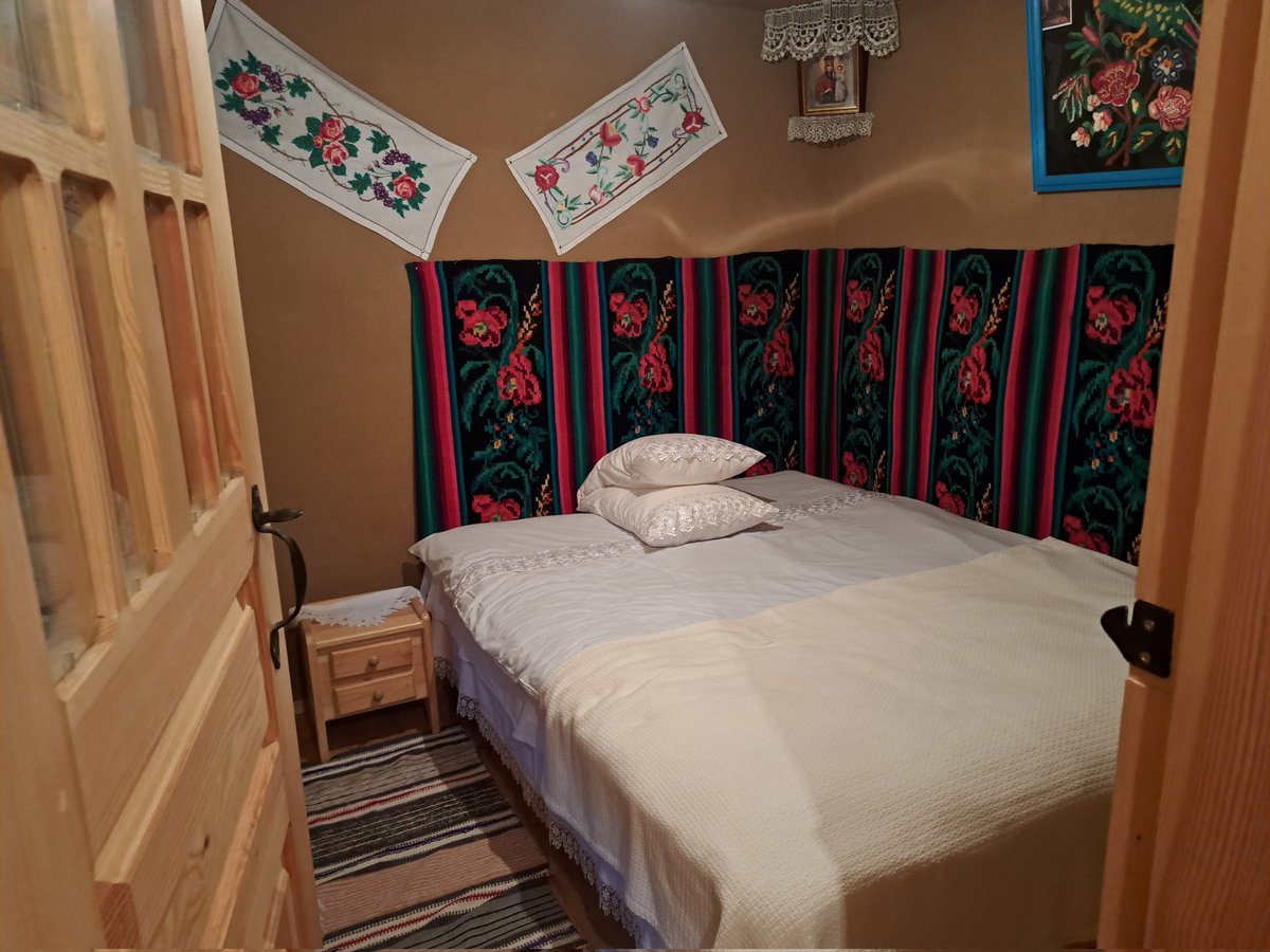 GwinWine's tweet photo. My traditional Gaugazian room - apparantly! Yr holl ffordd i Moldova i blasu gwin yn y bore!#yagym https://t.co/xhW9wDIkMX