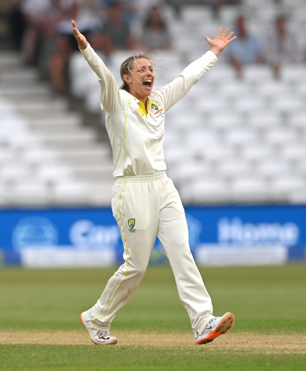 cricketcomau's tweet photo. 9-1-33-3

What a spell! Ashleigh Gardner swings the #Ashes Test towards Australia! https://t.co/1C75StItTK