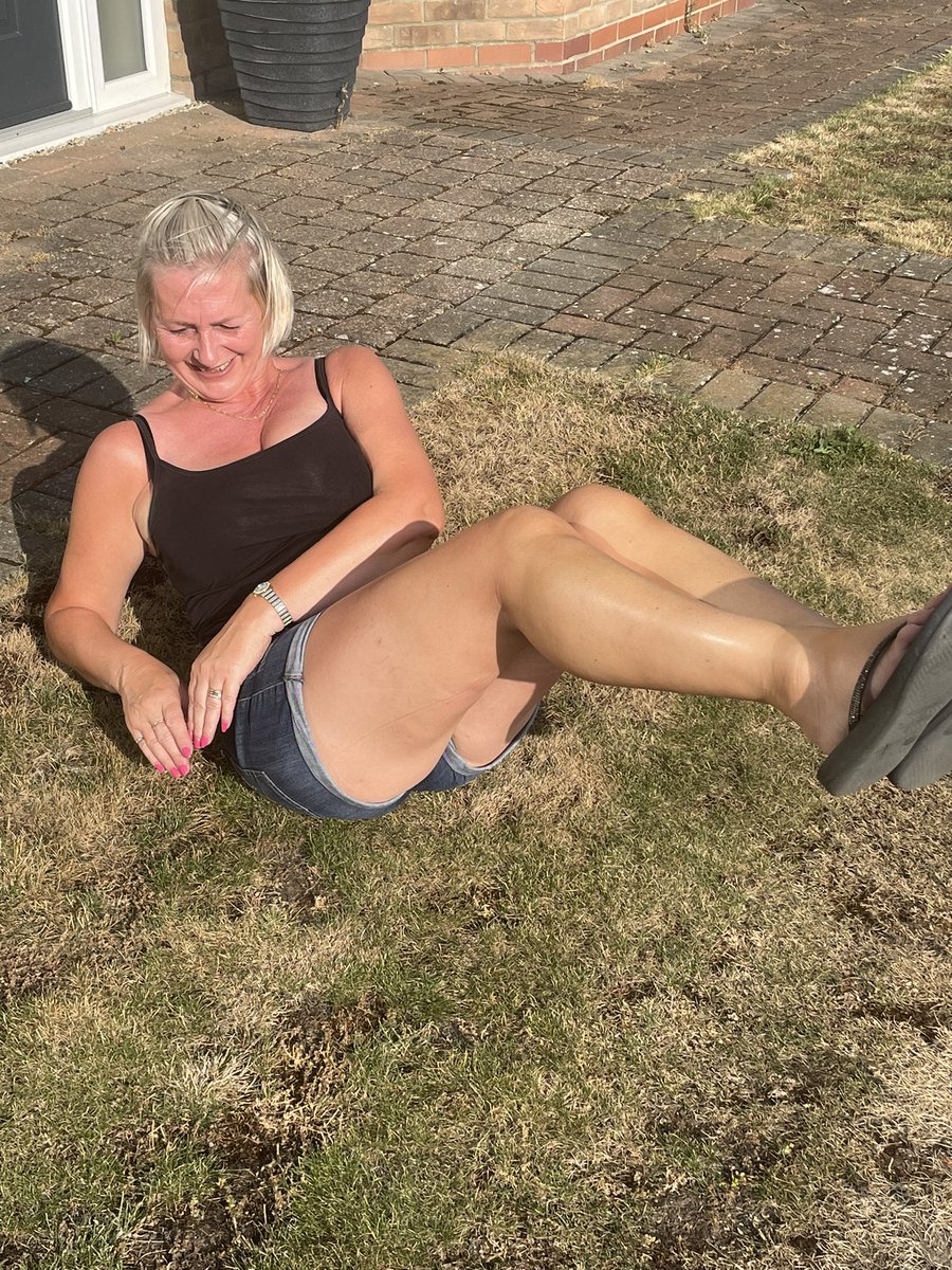 C1areBillington's tweet photo. Day 25 - glorious day & weekend Spent time with 2 granddaughters, getting the challenge of 50 plank taps & 50 Russian twists done @poets_in Please donate share and like #challenge #poetsin #plankshouldertaps #russiantwists #charity #mentalhealth #pride
https://t.co/jVc5aEyvAj https://t.co/kD0wExOWSk