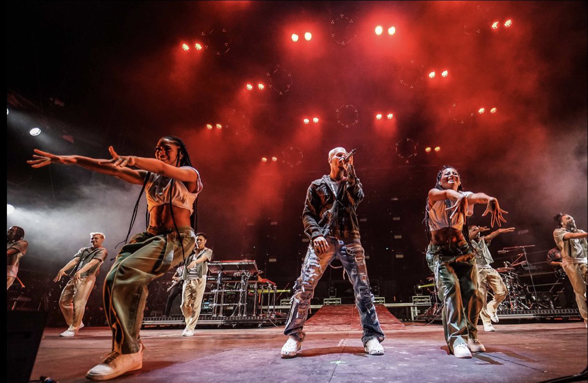 MPBE's tweet photo. Hier soir sur la scène du Festival de Nîmes 🎤🎵
@MPokora 🤩.
.
.
.#mpokora #mattpokora #festivaldenimes #epicentretour https://t.co/OOJHw8t4SE