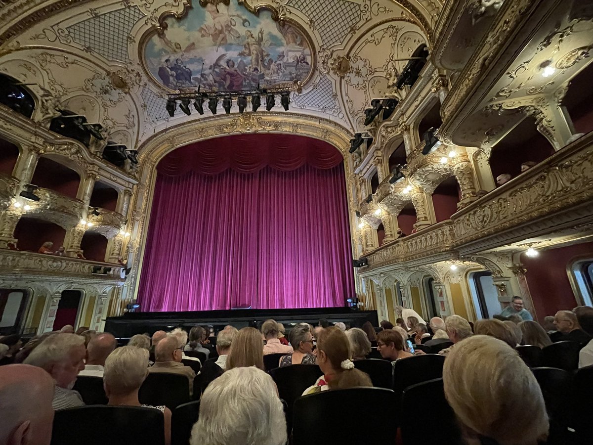LiigahThrower's tweet photo. A Meaningful Gift. My husband is great at that. For Christmas, he gave me a Weekend away in Zurich to see ‘The Pearl Fishers’ Opera @operzuerich Memorable Show and Weekend.
#meaningfulgifts #memorabletime #opera #weekendaway #marriage https://t.co/MebufCeKkb