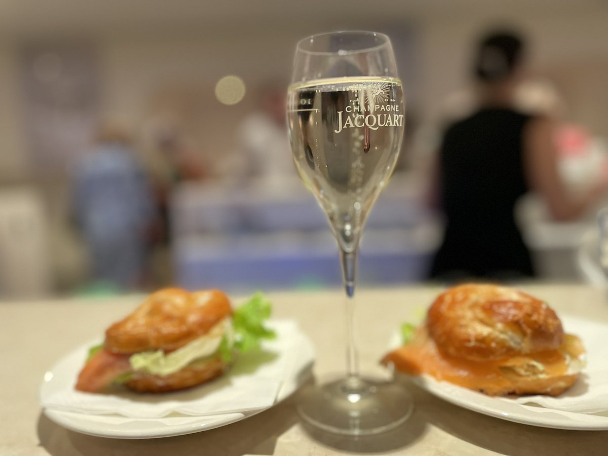 A Meaningful Gift. My husband is great at that. For Christmas, he gave me a Weekend away in Zurich to see ‘The Pearl Fishers’ Opera <a href="/operzuerich/">Opernhaus Zürich</a> Memorable Show and Weekend.
#meaningfulgifts #memorabletime #opera #weekendaway #marriage