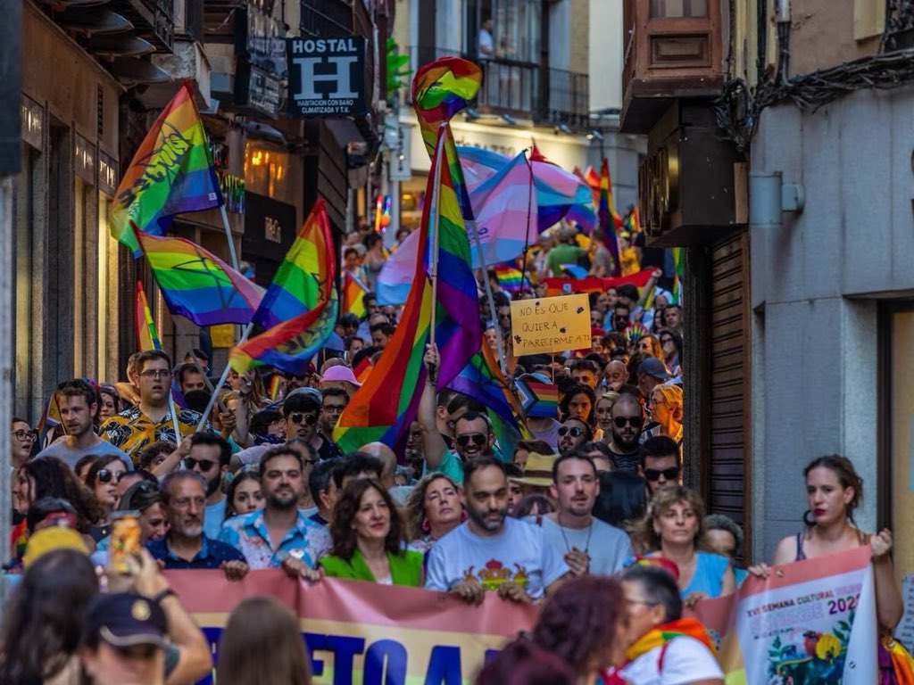 JC_Ortega_'s tweet photo. Sevilla, Cáceres, Getafe, Xixón, Murcia, València… Este fin de semana se han celebrado manifestaciones del Orgullo LGTBIQ+ en diferentes ciudades de España, todas pacíficas y unidas contra los mensajes de odio. En la foto, la de Toledo. Nos vemos el próximo finde en Madrid. 🏳️‍🌈🏳️‍⚧️ https://t.co/LEQW6mjtBL