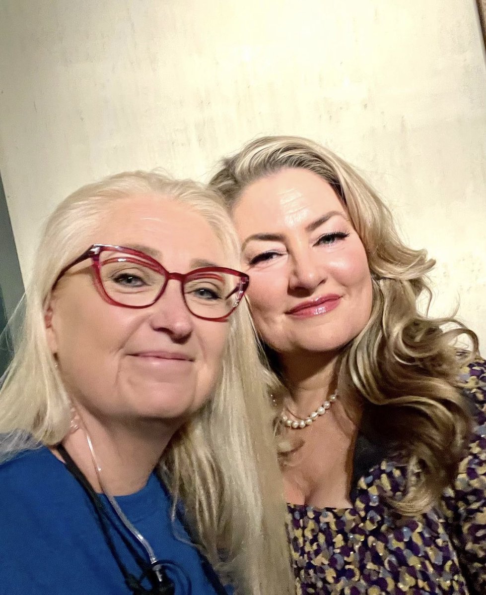 FansMadchen's tweet photo. Mädchen with Charlene from the #Riverdale costume department 💙💛 https://t.co/cyIM1HYGNB