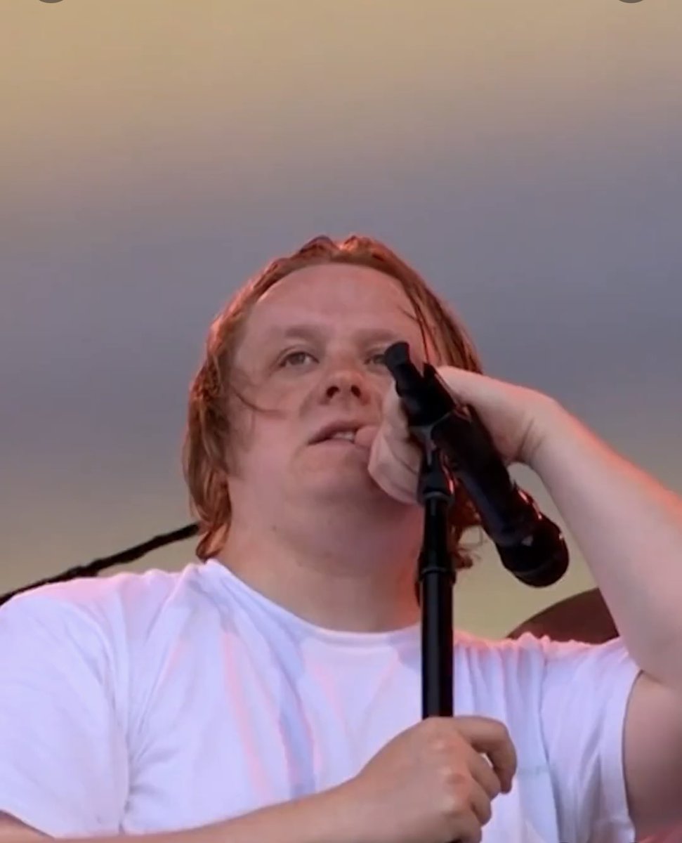 ¿Qué haces cuando tu cuerpo te dice basta? ¿Qué haces cuando además eres Lewis Capaldi, y estás actuando ante miles de personas, en el festival de Glastonbury?