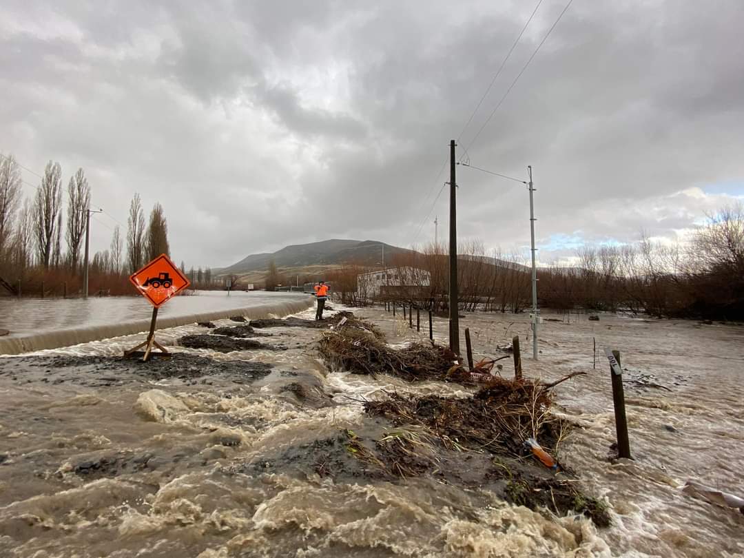 Informate111's tweet photo. .🚨 #LONQUIMAY SE SUSPENDE TRÁNSITO LIUCURA- ICALMA 🚨 #Río #Aparecio #Presidente #Inundaciones #invierno #macrozonasur  #pasofronterizo #Cordillera #MyD #AccionMalleco https://t.co/I5XPQNc3oK