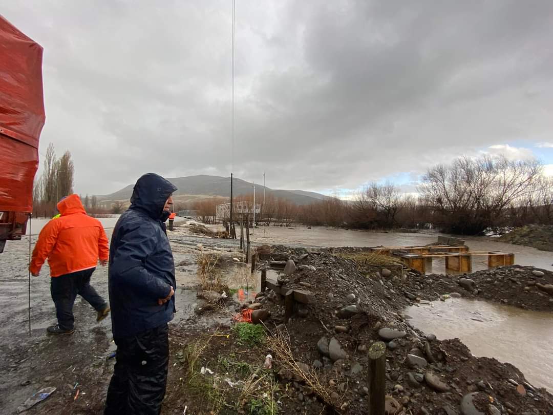 Informate111's tweet photo. .🚨 #LONQUIMAY SE SUSPENDE TRÁNSITO LIUCURA- ICALMA 🚨 #Río #Aparecio #Presidente #Inundaciones #invierno #macrozonasur  #pasofronterizo #Cordillera #MyD #AccionMalleco https://t.co/I5XPQNc3oK