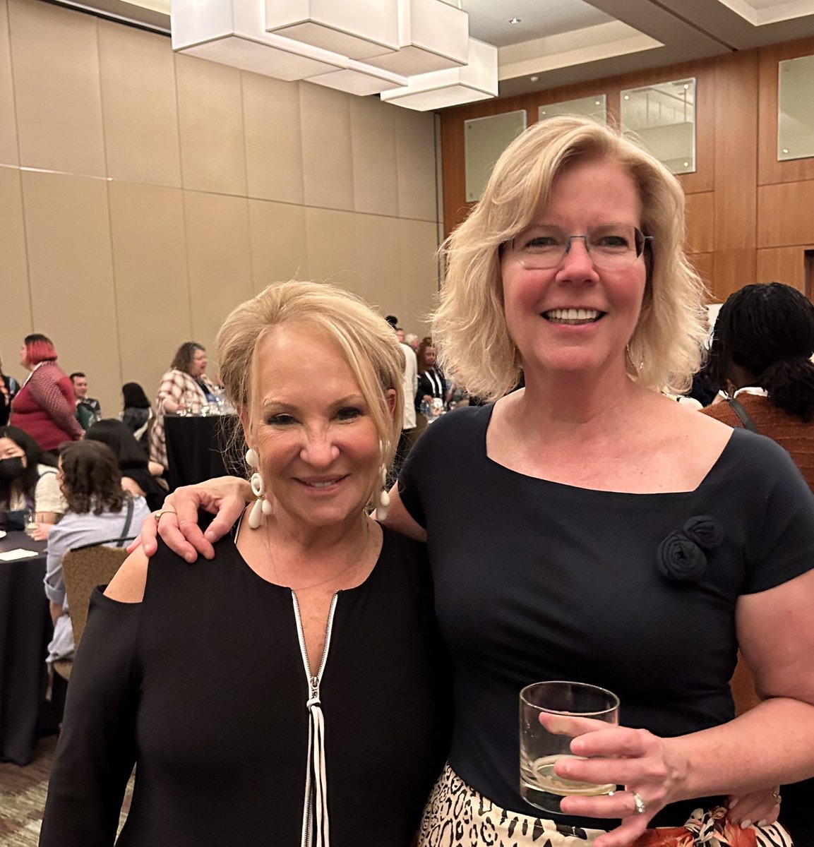 EastWestLit's tweet image. Some stellar @SimonKIDS / Atheneum meet-ups  at #ALAAC23 

Justin Chanda / Sr. VP &amp;amp; Publisher with @shihopate 

Caitlyn Dlouhy, VP &amp;amp; Editorial Director/ Caitlyn Dlouhy Books (Were your ears ringing @ErinDealey?)