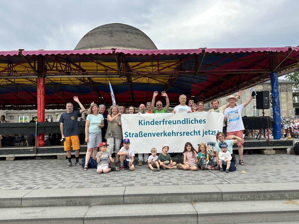 Letzten Sonntag waren wir über 1000 bei #KidicalMass und <a href="/SternfahrtKoeln/">Sternfahrt Köln</a> zusammen, unterwegs zur VERKEHRTEN WELT der <a href="/impulse_theater/">Impulse Theater Festival</a> in Deutz. Hier noch ein paar Eindrücke. Es war wunderbar mit euch allen- #radfahreninköln kann so schön sein! 
kidicalmasskoeln.org/kidical-mass-s…