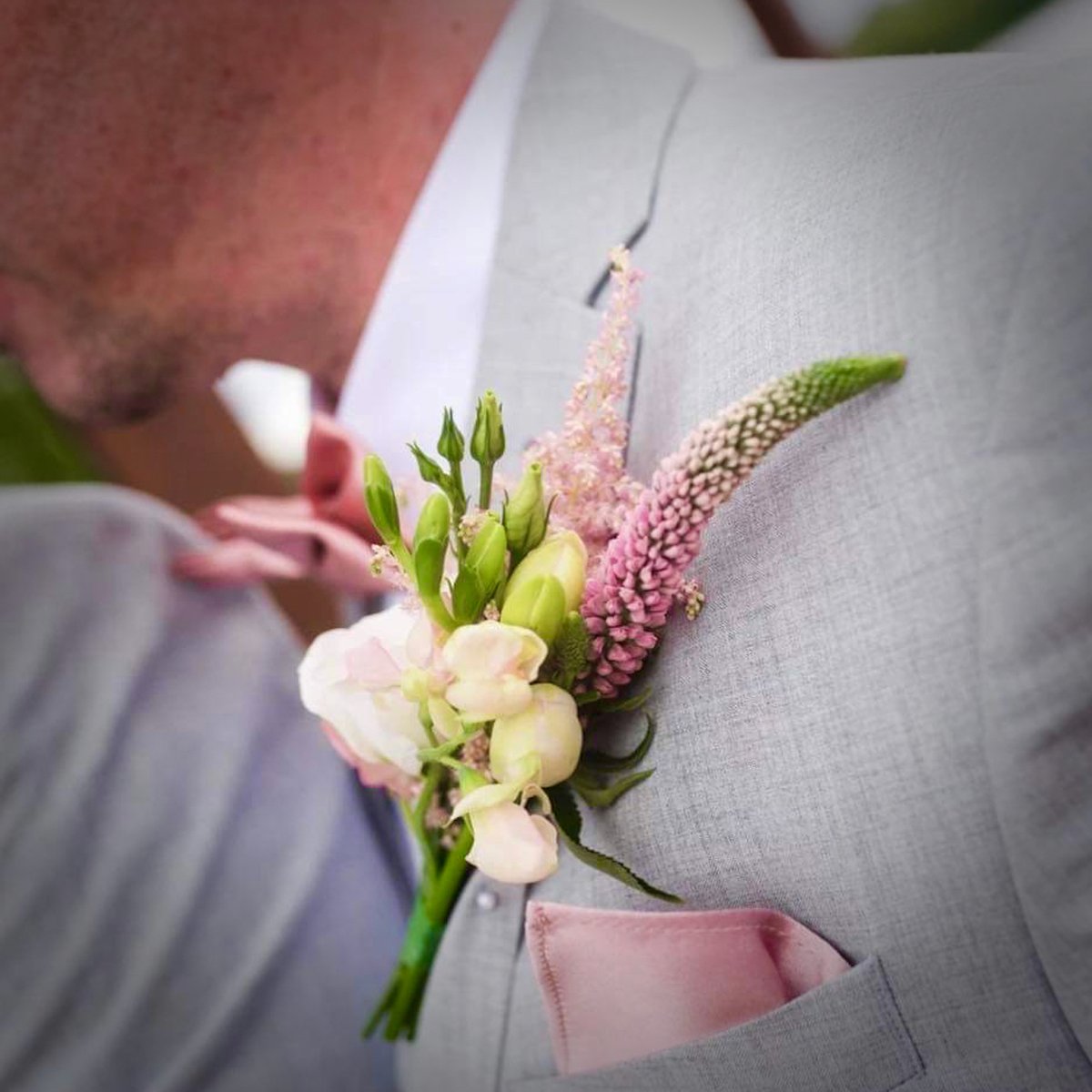 Rocking the buttonhole - Not all buttonholes have to be roses 🌿
#WeddingCeremony #CeremonyFlowers #WeddingFlowers #WeddingFlorist #WeddingDayMemories #Hertfordshire #HemelHempstead #MaplesFlowers