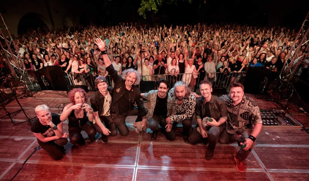 ursahrovat's tweet photo. Wiuu piuu. Kr na sliki sva. 😄🎤🎸🎶😍 @parnivaljak #pula #thebest #fan4ever ❤️ https://t.co/lmvHeIwTfn