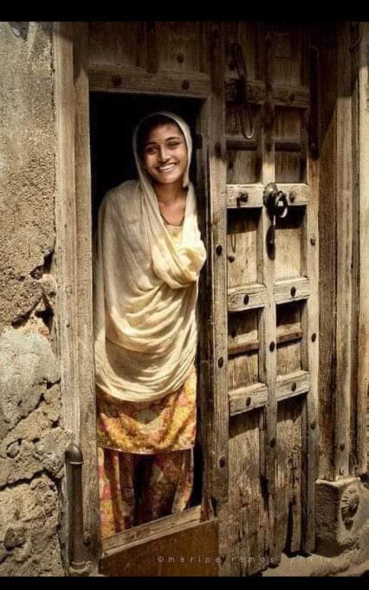 اُور نہیں تو آتے جاتے , ہَنس کر مُجھ کو دِیکھا کر,
اِتنا تو حَق بَنتا ہے ناں ! یار ,,,,, مُحلے دَاری میں۔🖤