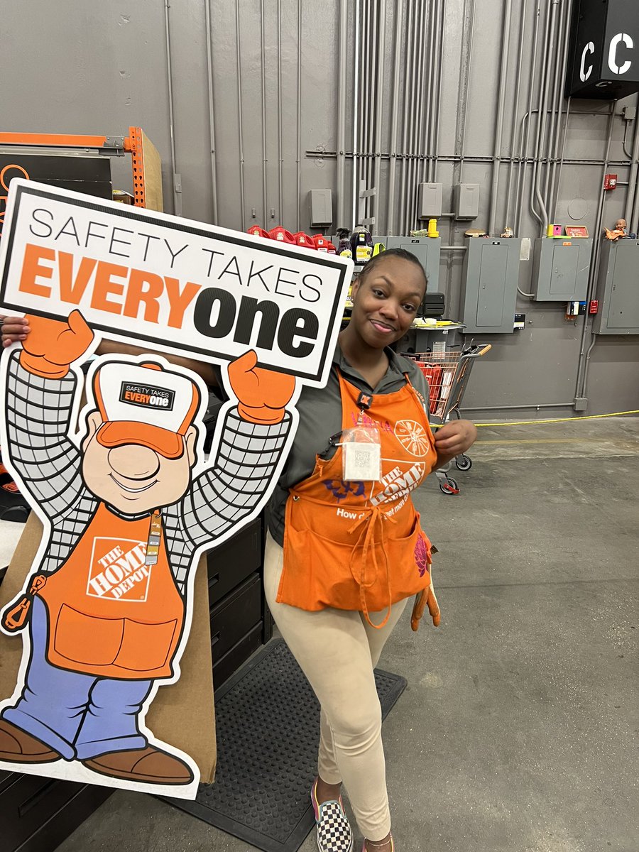 TorieJ_HD's tweet photo. Safety Sam came to visit 0367 on Safety Sunday!! Safety is #1 @hayes_jamar @jxh076 @MistyUsher8 @IsaiasVitalJr @Carolyn_THD https://t.co/dRXaHqGlTU
